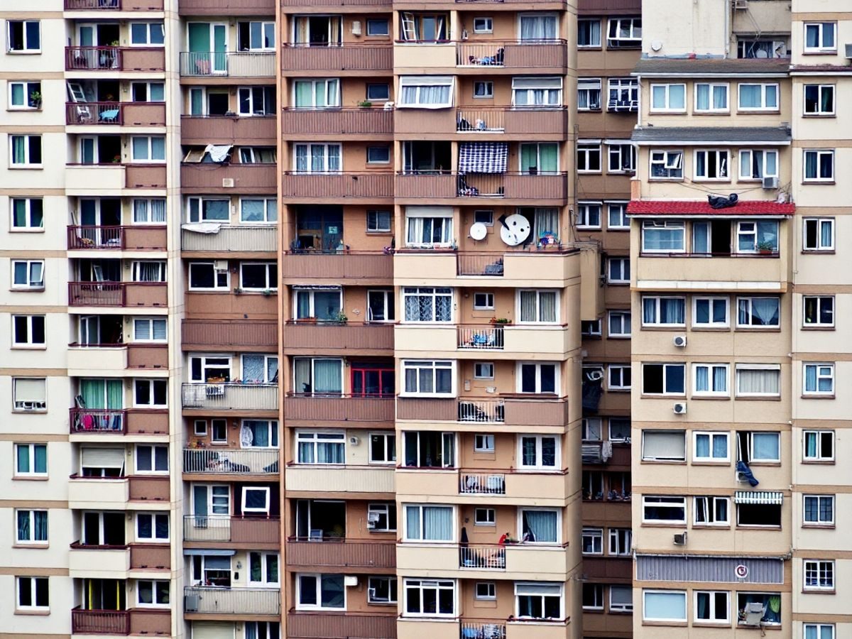 Blocuri de locuințe aglomerate în orașe românești.